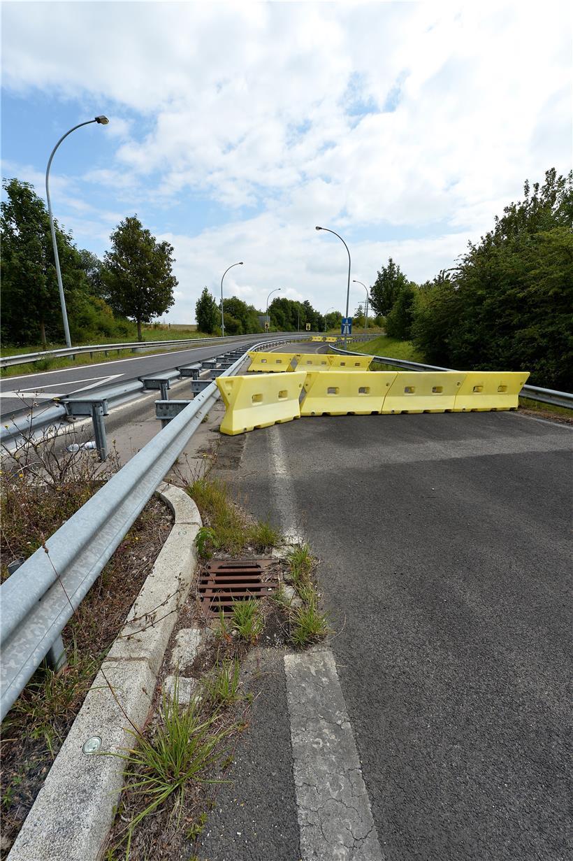Die Autobahnauffahrt in Frisingen auf die A13 Richtung Mosel gammelt seit 17 Jahren vor sich hin und wurde nie befahren
