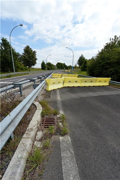 Die Autobahnauffahrt in Frisingen auf die A13 Richtung Mosel gammelt seit 17 Jahren vor sich hin und wurde nie befahren
