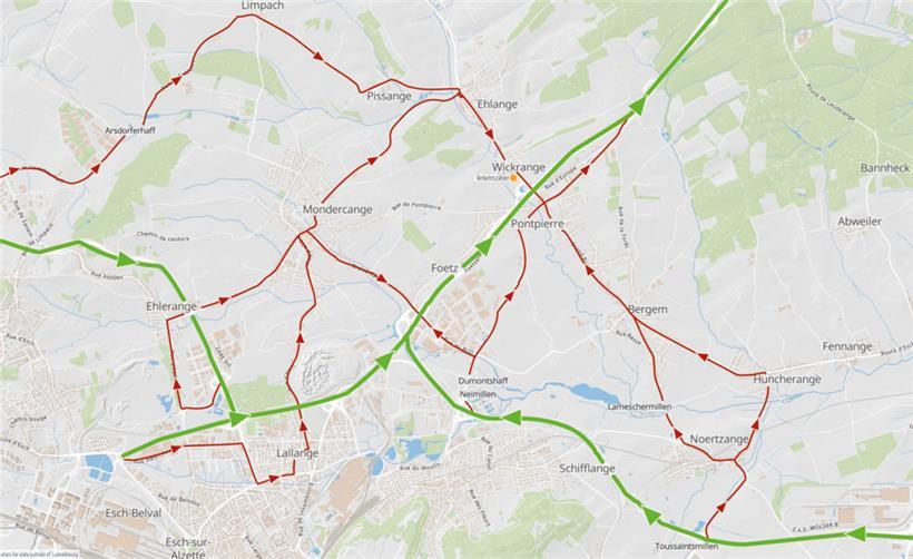 Die Autofahrer suchen sich morgens über etliche Neben- und Nationalstraßen (rot) ihren Weg zurück zur A4, um dem Stau auf den Autobahnen (grün) zu entkommen
