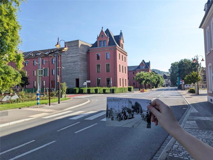 Die Avenue de la Gare in Diekirch heute und vor 80 Jahren. Auf dem schwarzweißen Foto ist eine Gruppe Resistenzler auf einem Traktor zu erkennen.
