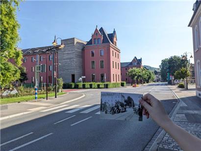 Die Avenue de la Gare in Diekirch heute und vor 80 Jahren. Auf dem schwarzweißen Foto ist eine Gruppe Resistenzler auf einem Traktor zu erkennen.
