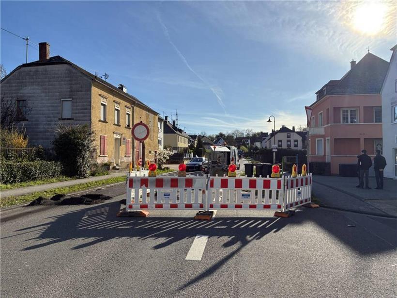 Straßensperrung auf der B49 in Igel wegen Baustelle, Verkehrsumleitung sichtbar