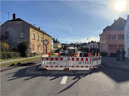 Straßensperrung auf der B49 in Igel wegen Baustelle, Verkehrsumleitung sichtbar