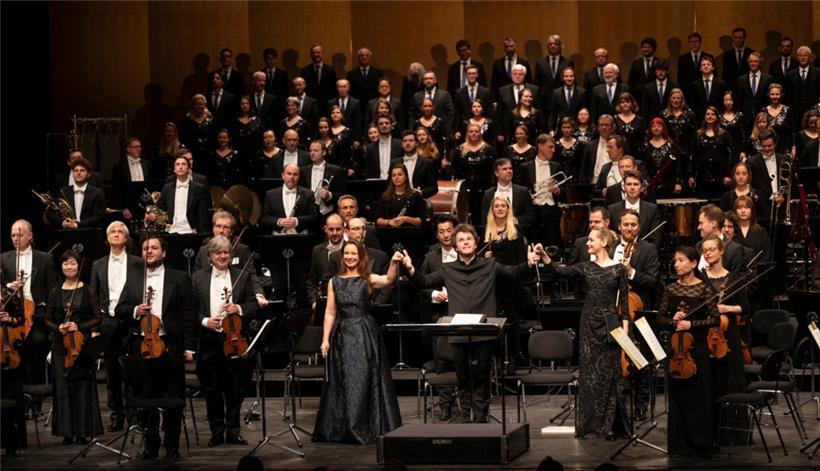 Die Bamberger Symphoniker unter der Leitung von Jakub Hrusa und die Wiener Singakademie während eines Konzertes am 29. Januar 2022 im Festspielhaus Baden-Baden
