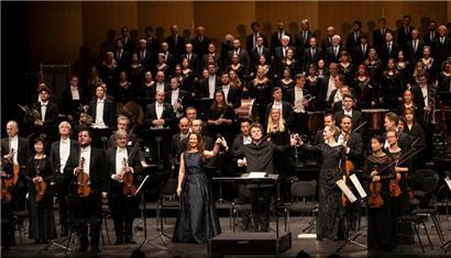 Die Bamberger Symphoniker unter der Leitung von Jakub Hrusa und die Wiener Singakademie während eines Konzertes am 29. Januar 2022 im Festspielhaus Baden-Baden
