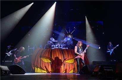 Die Band Helloween während der „United Forces Tour“ im September 2022 – damals mit Gastband Hammerfall
