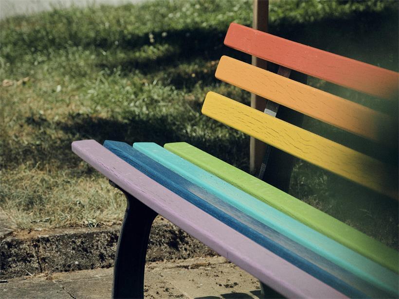 Bank in Regenbogenfarben symbolisiert Gleichberechtigung, Respekt und Vielfalt in der Gemeinde Sanem