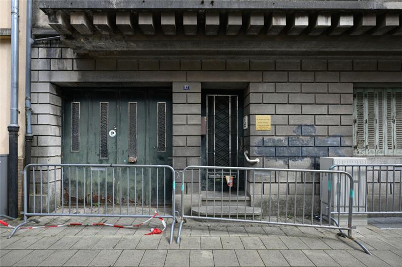 Die Barrieren vor der Haustür irritieren, eigentlich müssten sie weiter zur Stra...