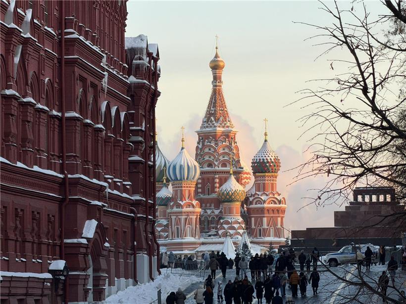 Basilius-Kathedrale auf dem Roten Platz in Moskau bei Nachmittagssonne zwischen Historischem Museum und Lenin-Mausoleum