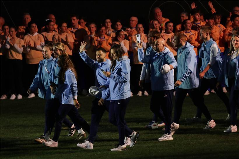 Die Basketballdamen liefen kurz hinter ihrer Kapitänin ins Stadion ein