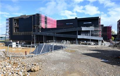 Die Bauarbeiten an der „Niederkorn Mall“ laufen – ob die erste Phase wie geplant Ende dieses Jahres abgeschlossen wird, ist unklar
