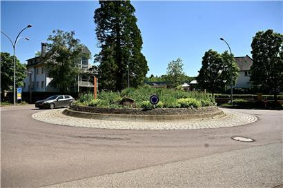 Abgeschlossenes Bauprojekt mit modernem Gebäude und sauberem Baustellenbereich bei klarem Himmel