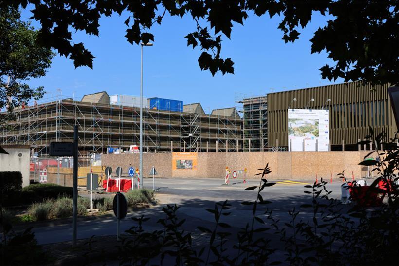 Die Baustelle der Lallinger Sporthalle. Die Fertigstellung verzögert sich weiter.
