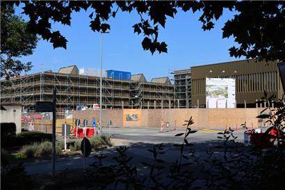 Die Baustelle der Lallinger Sporthalle. Die Fertigstellung verzögert sich weiter.
