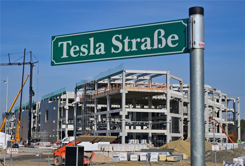 Die Baustelle der Tesla Fabrik Berlin Brandenburg mit dem Rohbau für die künftige Batteriefabrik.
