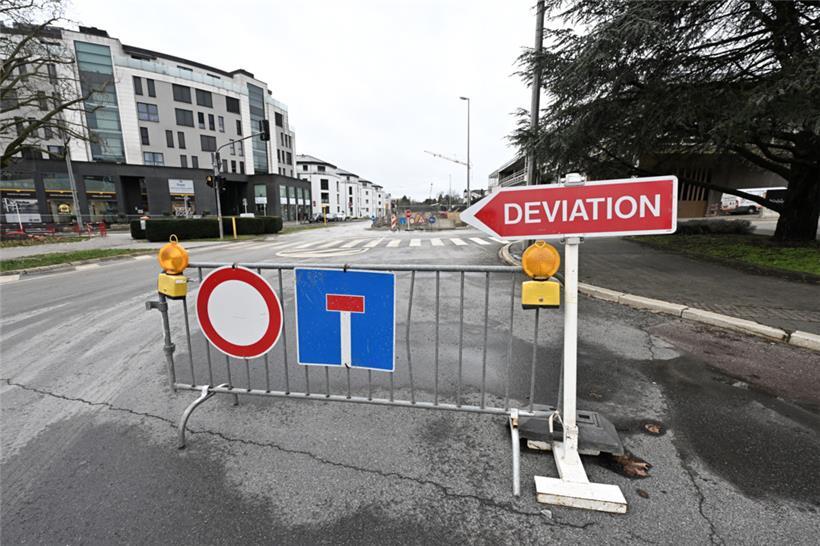 Die Baustelle vor dem neuen Supermarkt wird mit Verspätung fertig
