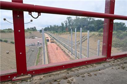 Die Baustellen der neuen Zugstrecke zwischen Bettemburg und Luxemburg-Stadt sind zum Teil gut versteckt
