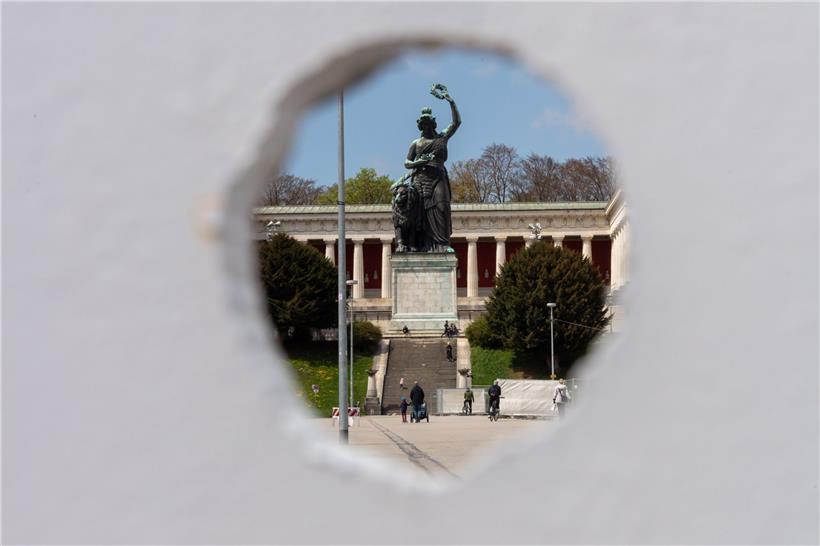 Die Bavaria-Statue am Rande der Theresienwiese überblickt das leere Oktoberfest-Gelände, auf dem auch in diesem Jahr wegen der Corona-Pandemie das größte Volksfest der Welt nicht stattfinden kann
