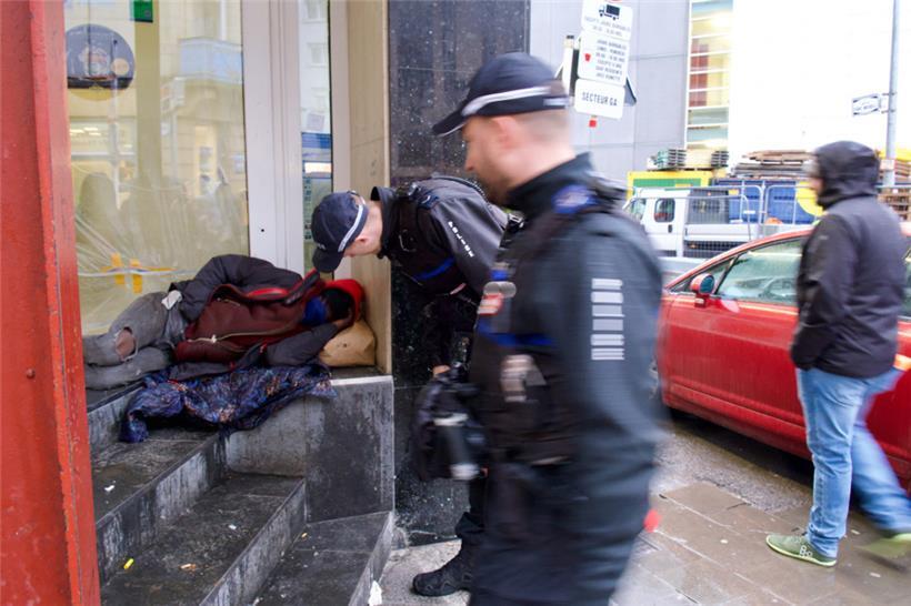 Die Beamten kennen die meisten Menschen, die sie jeden Tag im Viertel antreffen ...