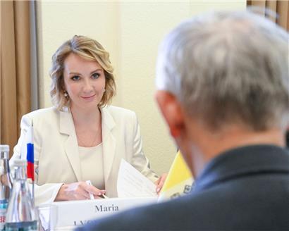 Die Beauftragte der russischen Regierung für Kinderrechte, Maria Lwowa-Belowa, hat mutmaßlich die Verschleppung Hunderter Kinder aus der Ukraine zu verantworten, weshalb der Internationale Strafgerichtshof einen Haftbefehl gegen sie erlassen hat
