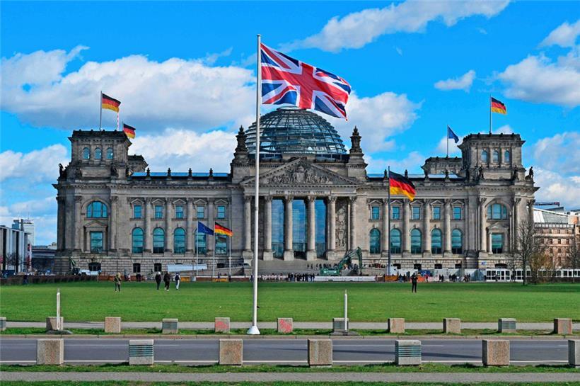 Die Beflaggung vor dem deutschen Bundestag kündigt die Staatsgäste aus Britannien an
