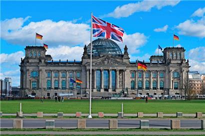 Die Beflaggung vor dem deutschen Bundestag kündigt die Staatsgäste aus Britannien an
