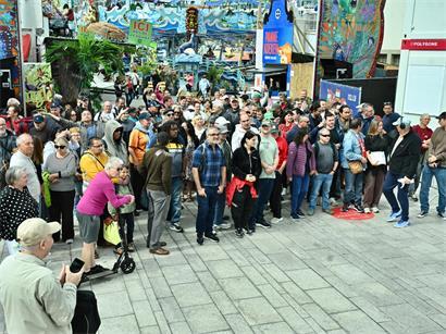 Die Begünstigten versammelten sich hinter dem Haupteingang der Schueberfouer