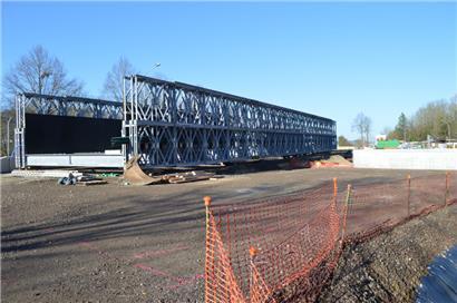 Die Behelfsbrücke wird am Samstagmorgen auf ihren Bestimmungsort gehievt
