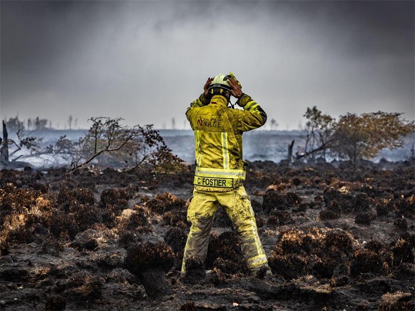 Die Bekämpfung des Waldbrandes ist wegen des torfhaltigen Bodens in dem Naturschutzgebiet besonders schwierig