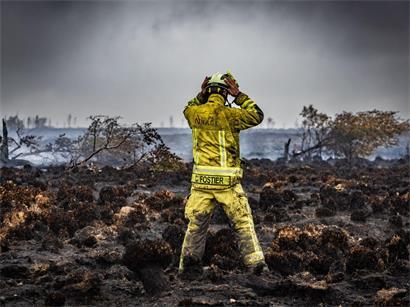 Die Bekämpfung des Waldbrandes ist wegen des torfhaltigen Bodens in dem Naturschutzgebiet besonders schwierig