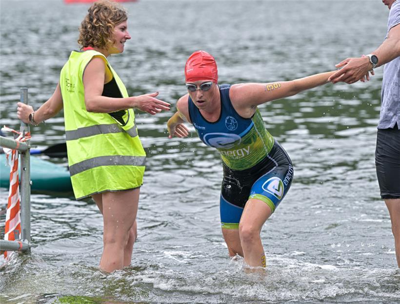 Die Belgierin Deborah van Gossum stieg als Erste aus dem Wasser, verlor danach a...