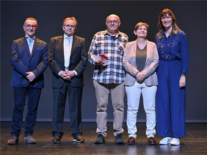 Freiwillige des Jahres bei der Ehrung für ehrenamtliches Engagement mit Urkunden und strahlenden Gesichtern