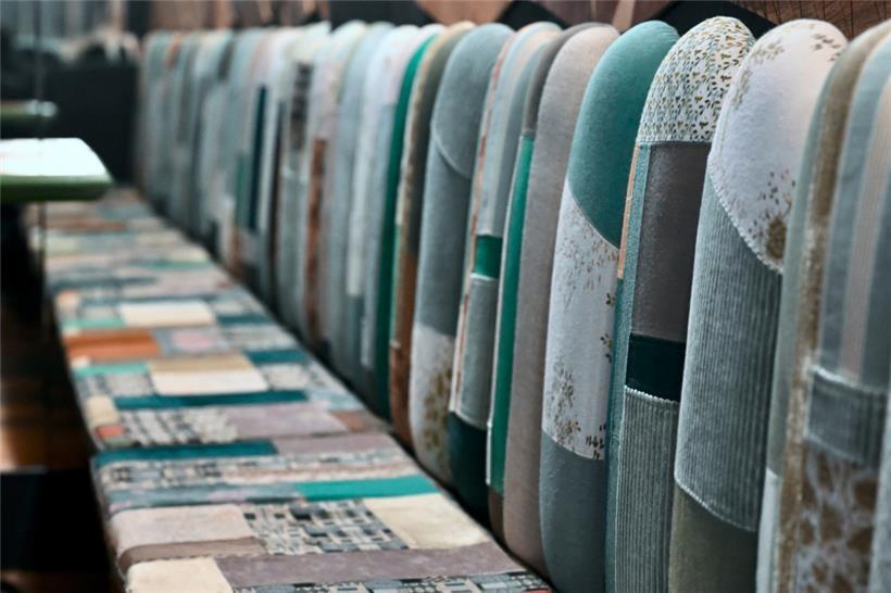 Die Benu-Schneiderei hat die Bezüge für die Sitzbänke aus Stoff, der in der Mülltonne gelandet wäre, gemacht
