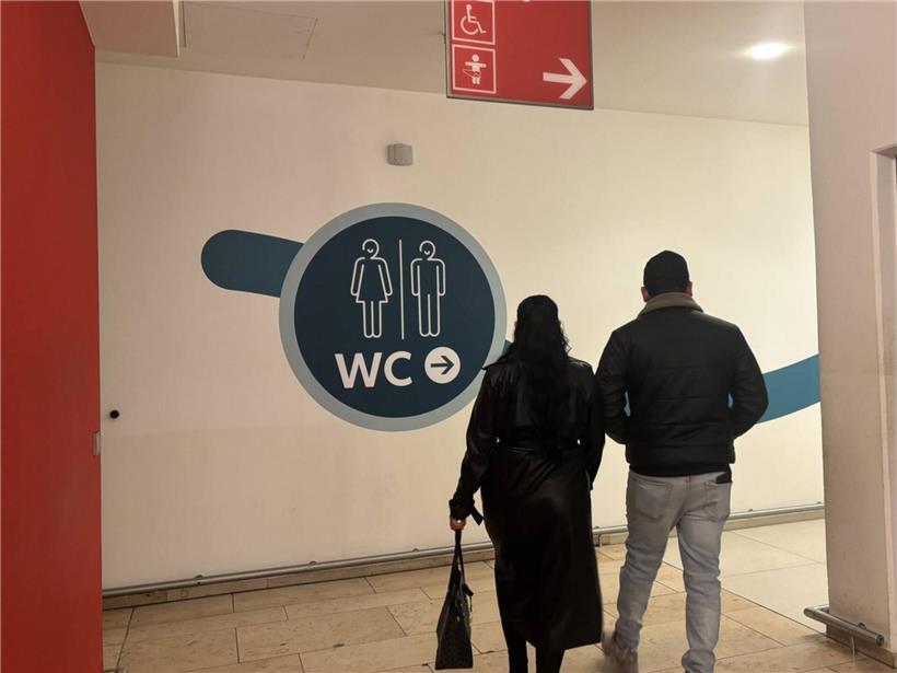 Frisch sanierte kostenpflichtige Toilettenanlage in der Trier-Galerie mit Kundenreaktionen auf Gebührenänderung