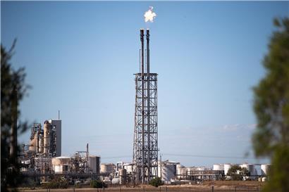 Brand in der Viva Energy Geelong Raffinerie beeinträchtigt Benzinproduktion, Flammen und Rauch über Industrieanlage sichtbar