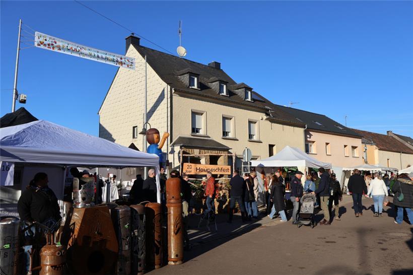 Die Berdorfer rue d’Echternach an einem sonnig-herbstlichen Tag