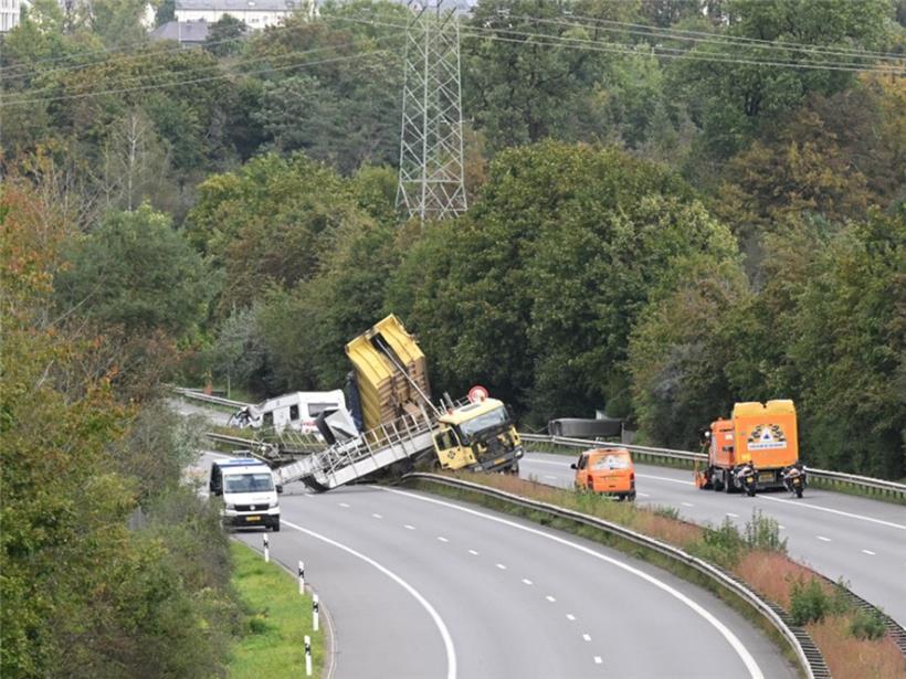 Die Bergungsarbeiten laufen auch am Nachmittag noch
