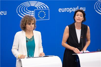 Die Berichterstatterin Dolors Montserrat (EVP) und die Vorsitzende des Corona-Sonderausschusses, Kathleen Van Brempt, während der Pressekonferenz am Dienstag zum Bericht über die Lehren aus der Corona-Krise
