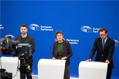 Die Berichterstatterin Tineke Strik (M.) und die beiden Schattenberichterstatter Krzysztof Smiszek (l.) und Michal Wawrykiewicz (r.) während einer Pressekonferenz nach der Abstimmung am Dienstag in Straßburg 
