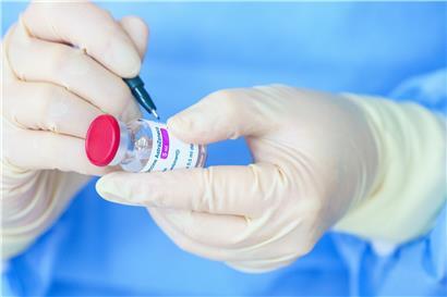 Die Beschwerden nach einer Impfung gegen das Coronavirus fallen nicht bei jedem Menschen gleich stark aus
