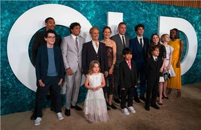 Die Besetzung von „Old“ bei der New-York-Premiere von links nach rechts: Luca Faustino Rodriguez, Aaron Pierce, M. Night Shyamalan, Kylie Begley, Gael García Bernal, Vicky Krieps, Rufus Sewell, Kailen Jude, Alex Wolff, Nolan River, Alexa Swinton, Mikaya Kenzie Fisher und Nikki Amuka-Bird
