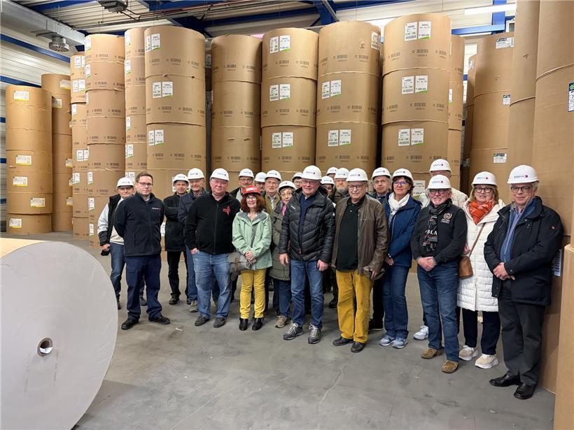 Die Besucher der „Amicale des Anciens de la BCEE“ vor den großen Papierrollen