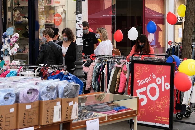 Die Besucher der „Stater Braderie“ hielten sich zum Großteil an die Sicherheitsmaßnahmen, trugen eine Maske und hielten Abstand 
