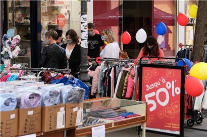 Die Besucher der „Stater Braderie“ hielten sich zum Großteil an die Sicherheitsmaßnahmen, trugen eine Maske und hielten Abstand 
