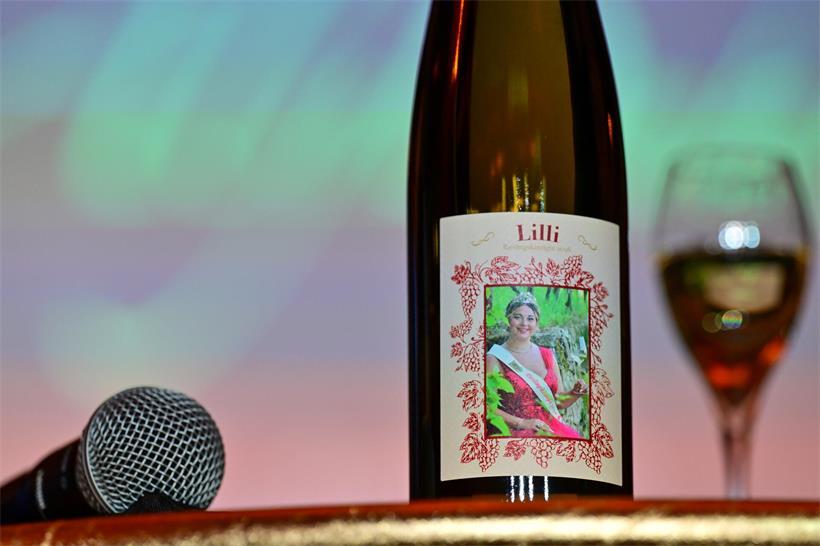 Lilli Hippert übernimmt die Krone beim 25. Riesling Open Die Besucher hatten die Möglichkeit, den Krönungswein zu schmecken
