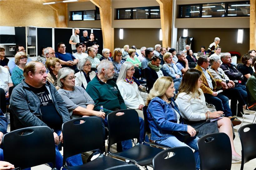 Die Besucher hörten während der Infoveranstaltung im Kulturhaus „An der Eech“ aufmerksam zu
