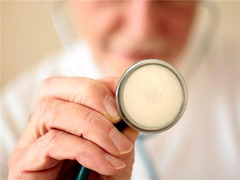 Ärzte treffen sich in professioneller Umgebung zur exklusiven Gesellschaftsbeteiligung und Zusammenarbeit