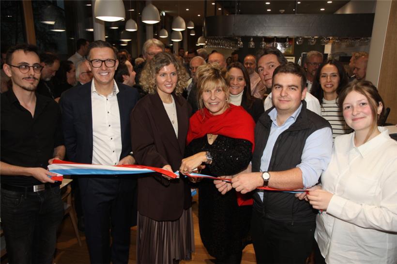 Die Betreiber Stéfane di Gregorio (2.v.l.) und Yulia Ilyazova, (3.v.l.), daneben Bürgermeisterin Manon Bei-Roller und Schöffe Luc Emering
