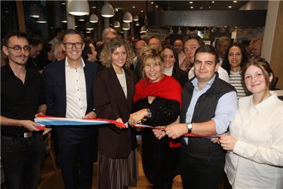 Die Betreiber Stéfane di Gregorio (2.v.l.) und Yulia Ilyazova, (3.v.l.), daneben Bürgermeisterin Manon Bei-Roller und Schöffe Luc Emering
