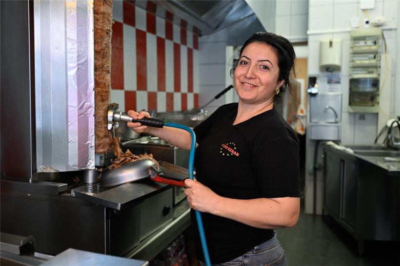 Die Betreiberin des „Euro Kebab“ Leyla macht gute Miene zum bösen Spiel: Preiserhöhung und Ungewissheit überschatten das tägliche Geschäft
